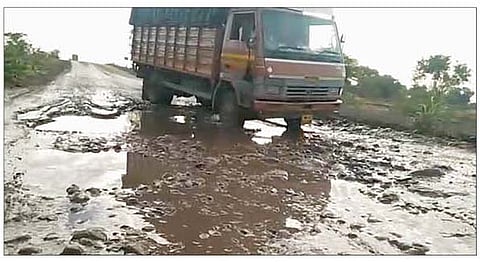 मुर्टी-गुळुंचे रस्त्याची झालेली दुर्दशा. (छाया : अशोक वेदपाठक)