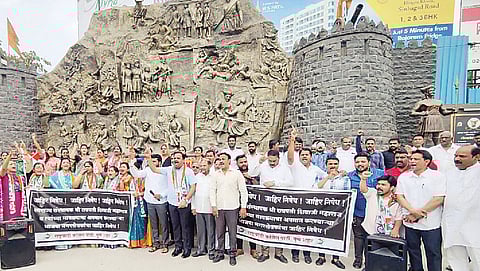 शिल्पावरील संकल्पना नामफलक हटविण्यासाठी आंदोलन करताना राष्ट्रवादीचे पदाधिकारी व कार्यकर्ते.