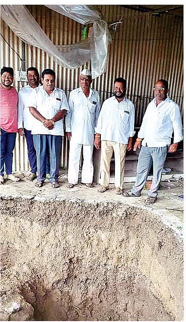 वाळकी : फुटलेल्या पाईपलाईनची पाहणी करताना संदेश कार्ले, राजेंद्र भगत आदी. (छाया : ज्ञानदेव गोरे)