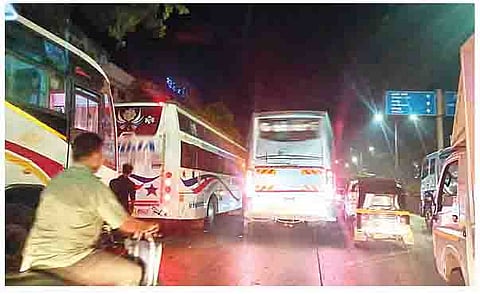 हडपसर येथील हॉटेल प्रणामसमोर तसेच रविदर्शनसमोर रात्रीच्या वेळी खासगी ट्रॅव्हल्स उभ्या असतात.