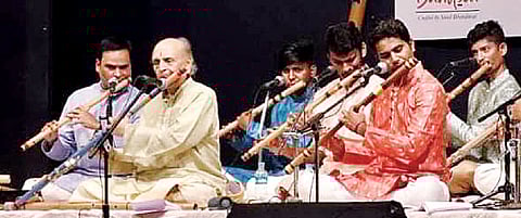 अमूल्यज्योती संगीत महोत्सवात बासरीवादन करताना पं. डॉ. केशव गिंडे यांच्यासह कलाकार.