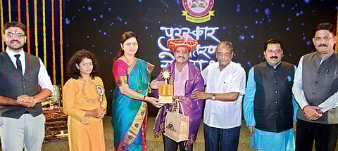 ‘पुणेरत्न’ पुरस्काराने सुरेश कोते यांना गौरविताना डॉ. श्रीपाल सबनीस, रूपाली चाकणकर व मान्यवर.