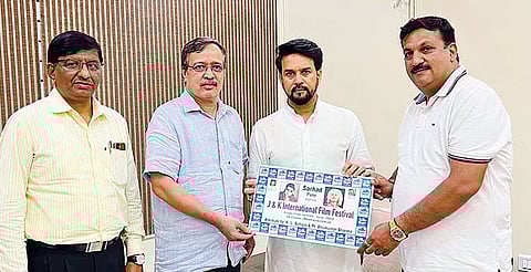 अनुराग ठाकूर यांच्या भेटीदरम्यान सरहदचे संजय नहार आणि इतर.