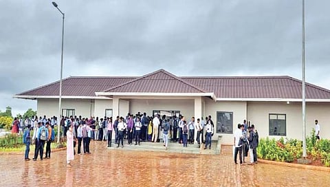 गोवा : मोप विमानतळावर उसळली मुलाखतीसाठी उमेदवारांची गर्दी