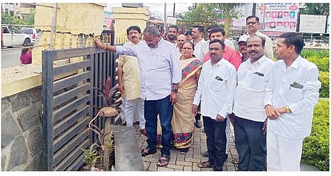 हुतात्मा राजगुरू स्मृतिशिल्प परिसरातील नुकसानीची माहिती घेताना माजी खासदार शिवाजीराव आढळराव पाटील, माजी आमदार शरद सोनवणे व इतर.