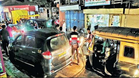 कराडातील मुख्य बाजारपेठेत वाहतूक कोंडी