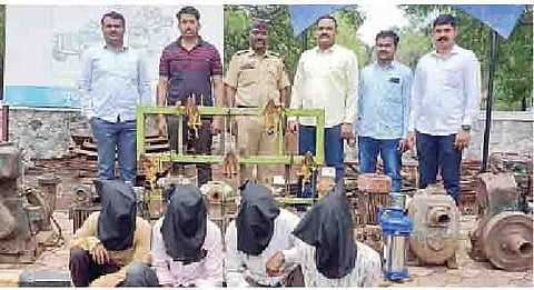 बारामती पोलिसांना शेतीपंप व शेती अवजारे चोरणारी टोळी पकडण्यात यश आले.