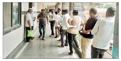 संगमनेर : येथील पुरवठा विभागाच्या बाहेर रांगेत उभे असलेले शिधापत्रिका धारक ग्राहक.