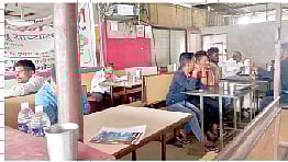 पुणे-सातारा महामार्गावर वेळू या ठिकाणी सुरू असलेले शिवभोजन थाळी केंद्र.