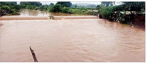 जेऊर : जेऊर परिसरात झालेल्या जोरदार पावसामुळे बंधारे तुडूंब भरले आहेेत.