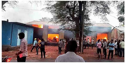 उत्रौली (ता. भोर) येथे गोडाऊनमधील साहित्याला लागलेली आग.