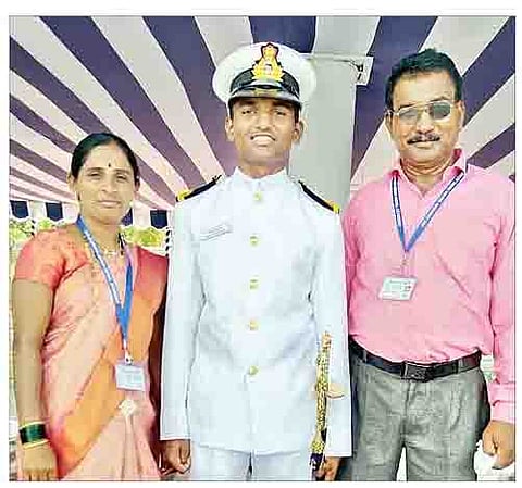 सब लेफ्टनंट अवधूत पांढरे, सोबत आई बायडाबाई व वडील सतीश पांढरे.