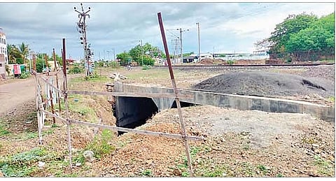 तांदूळवाडीतील भुयारी रेल्वेपुलाचे काम संथगतीने सुरू असल्याचा मनसेचा आरोप आहे.