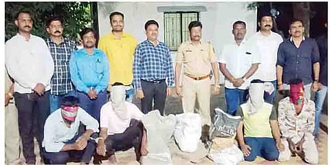 ट्रान्सफॉर्मर चरोांच्या टोळीसह पोलिस