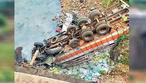 लांजा : आंजणारी घाटात ट्रक-कारच्या भीषण अपघातात तिघे ठार