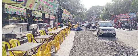 स्टॉलसमोरील दहा फुटांची फरशी काढल्याने मोकळी झालेली जागा व दहा फुटांमध्ये ठेवलेल्या टेबल व खुर्च्या.