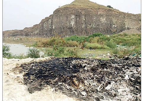 खराबवाडी गावच्या हद्दीतील दगडखाणीत परिसरातील गावांनी कचरा डेपो बनविला आहे.