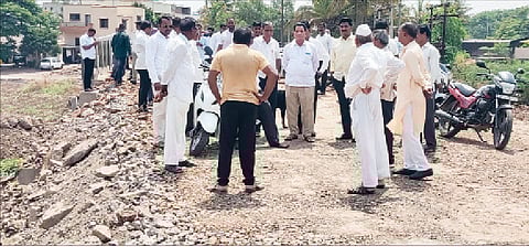 सांगवी येथील निकृष्ट दर्जामुळे पुलाचे काम बंद करताना आक्रमक ग्रामस्थ.