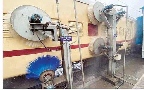 घोरपडीत रेल्वेने उभारलेल्या स्वयंचलित वॉशिंग प्लांटमध्ये डब्यांची अशी स्वच्छता केली जाते.