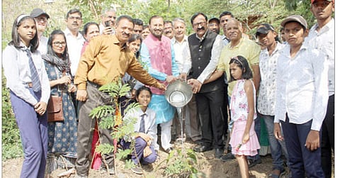 वारजे येथील उद्यानात वृक्षारोपण करताना प्रकाश जावडेकर, जीत सिंग व मान्यवर.