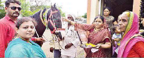 बावडा येथे तुकाराम महाराज पालखीच्या अश्वाचे पूजन; परभणी जिल्ह्यातील पेठ बाभूळगाव येथील अश्व