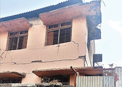 पडाया लागली शाळा..कसं बसशील बाळा; तोफखान्यातील इमारतीचा खचला पाया, भिंतीला गेले तडे