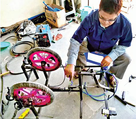 ब्रेक यंत्रणेची प्रतिकृ ती बनविताना सुनील चाफळकर.