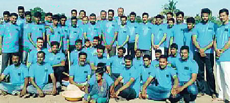 वृक्षारोपणाची मोहीम राबविणारे पणदरे ग्रामविकास मंचाचे सदस्य.