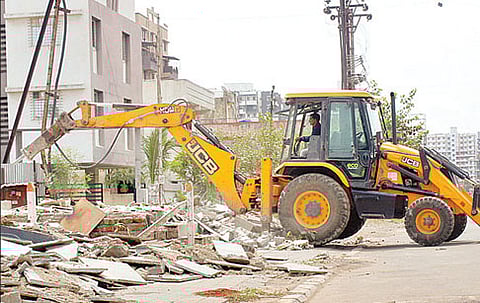 चर्होलीमध्ये अतिक्रमणविरोधी कारवाई करताना महापालिकेचे पथक.