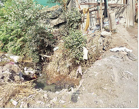 देहू-आळंदी रस्त्यावर डुडुळगाव येथे तळेकर चौकाजवळील ओढ्यात सोडण्यात आलेले सांडपाणी.