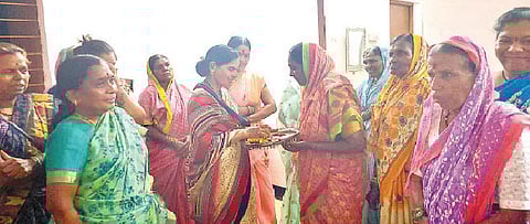 वटपौर्णिमेला विधवांना दिला हळदी-कुंकवाचा मान