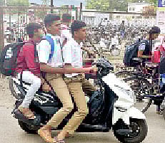 अल्पवयीन शाळकरी मुले दुचाकीवर