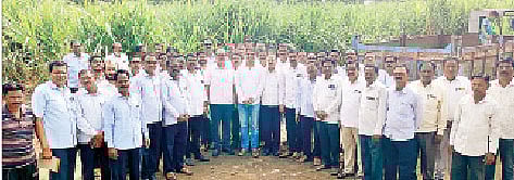 स्मार्ट ऊस व्यवस्थापन प्रणालीचे प्रात्यक्षिक घेताना उपाध्यक्ष बन्सीलाल आटोळे, संचालक राजेंद्र ढवाण, योगेश जगताप, कार्यकारी संचालक राजेंद्र जगताप व शेतकरी.