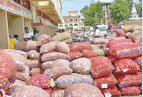 चाकण मार्केटमध्ये बुधवारी झालेली कांद्याची आवक.