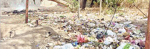 पुनावळे गावातील ओव्हाळ वस्तीवर साचलेले कचर्याचे ढीग.