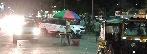 थेरगाव-हिंजवडी रस्त्यावर उभी केलेली वाहने.