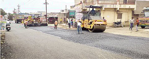 चिखली ते सोनवणे वस्ती खराब रस्त्यावरील दुरुस्तीचे काम करताना महापालिकेचे कर्मचारी.