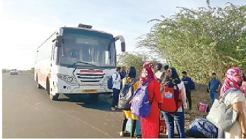विनाथांबा बस मोरगाव येथे रस्त्यातच नादुरुस्त; दुसर्या बसच्या प्रतीक्षेत प्रवासी ताटकळले