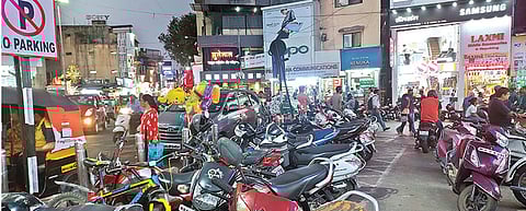 पिंपरी: मुख्य बाजारांतील पार्किंगचा प्रश्न होतोय गंभीर