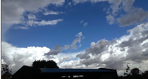 बेट भागात ढग असे भरून येतात; मात्र पाऊस पडत नाही.