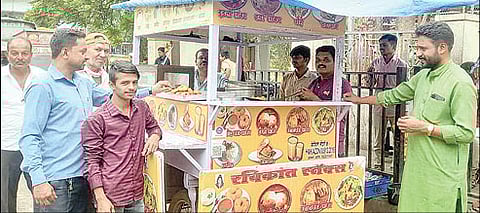 जागतिक अन्न सुरक्षा दिनानिमित्त पथ विक्रेत्याकडे अन्नाबाबत माहिती घेताना नॅशनल हॉकर फेडरेशन, महाराष्ट्र फेरीवाला क्रांती महासंघाचे पदाधिकारी.