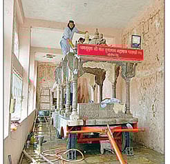 श्री संत तुकाराम महाराजांच्या पालखी रथाला चांदीचा मुलामा देताना कर्मचारी.