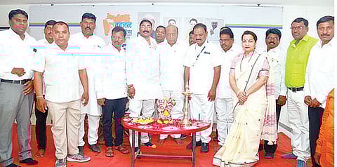 भोसरीत झालेल्या बहुजन रयत परिषदेची राज्यस्तरीय चिंतन बैठकीचे दीपप्रज्वलन करून उद्घाटन करताना प्रा. लक्ष्मण ढोबळे. समवेत पदाधिकारी.