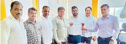 मोशी कचरा डेपोत देहूरोड बोर्डाचा कचरा टाकण्यास विरोध दर्शविण्यात आला असून त्याबाबतचे निवेदन ग्रामस्थांनी आयुक्तांना दिले आहे.