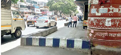 हडपसर उड्डाणपुलाखालील दुभाजक धोकादायक