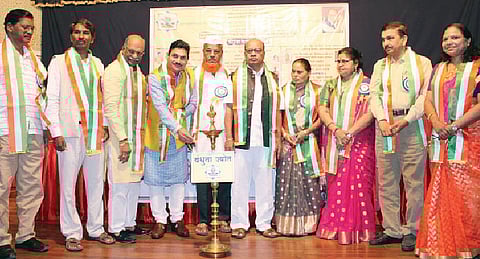 ‘बंधुता काव्य महोत्सव’च्या उद्घाटनप्रसंगी दीपप्रज्वलन करताना मान्यवर.