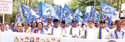 बसपच्या वतीने पुणे येथील विधानभवनावर विविध मागण्यांसाठी शुक्रवारी विशाल मोर्चा काढण्यात आला होता.