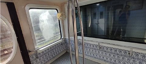 व्हिस्टाडोम कोचच्या काचेसमोर इंजिन आल्यामुळे मुंबईहून पुण्याला येताना या काचेतून निसर्गरम्य दृश्य दिसत नाही.