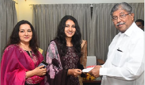 उद्योजक समीर पाटील यांच्या पत्नी स्मिता पाटील यांनी आमदार चंद्रकांत पाटील यांनी केलेल्या आवाहनानुसार छत्र्या आणि रेनकोट खरेदीसाठी दोन लाख 51 हजार रुपयांचा धनादेश सुपूर्द केला. त्यांच्या समवेत कन्या तनिषा पाटील.