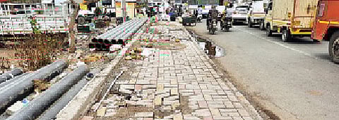 अतिक्रमण, दुरावस्थेमुळे वाघोलीत पदपथ नावालाच